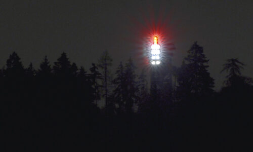 Die Kerze am Hausbergturm leuchtet wieder