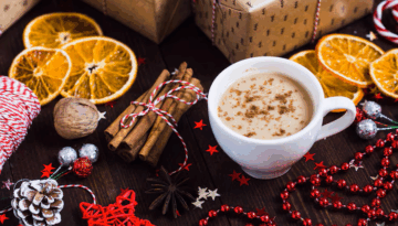 weihnachtsfeiertagskaffeetasse-getraenkgeschenkbox-auf-verzierter-festlicher-tabelle_114579-651