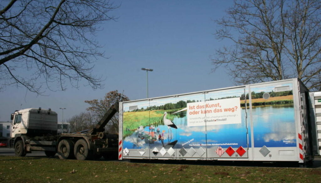 24091242-das-schadstoffmobil-ist-bei-der-bevoelkerung-gefragt-immer-wieder-bringen-leute-undefinierbare-fluessigkeiten-mit-oder-abfall-der-auf-andere-weise-3c7a