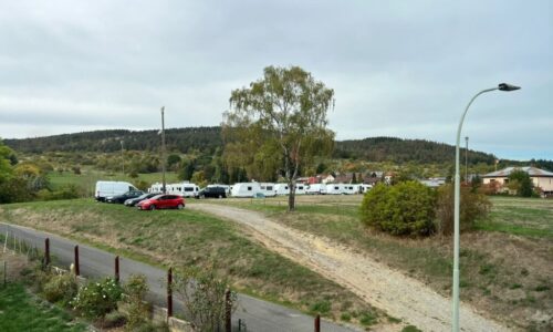 2026-10_Sportplatz Gruppe campierte mit rund 30 Wohnwagen in Hoch-Weisel